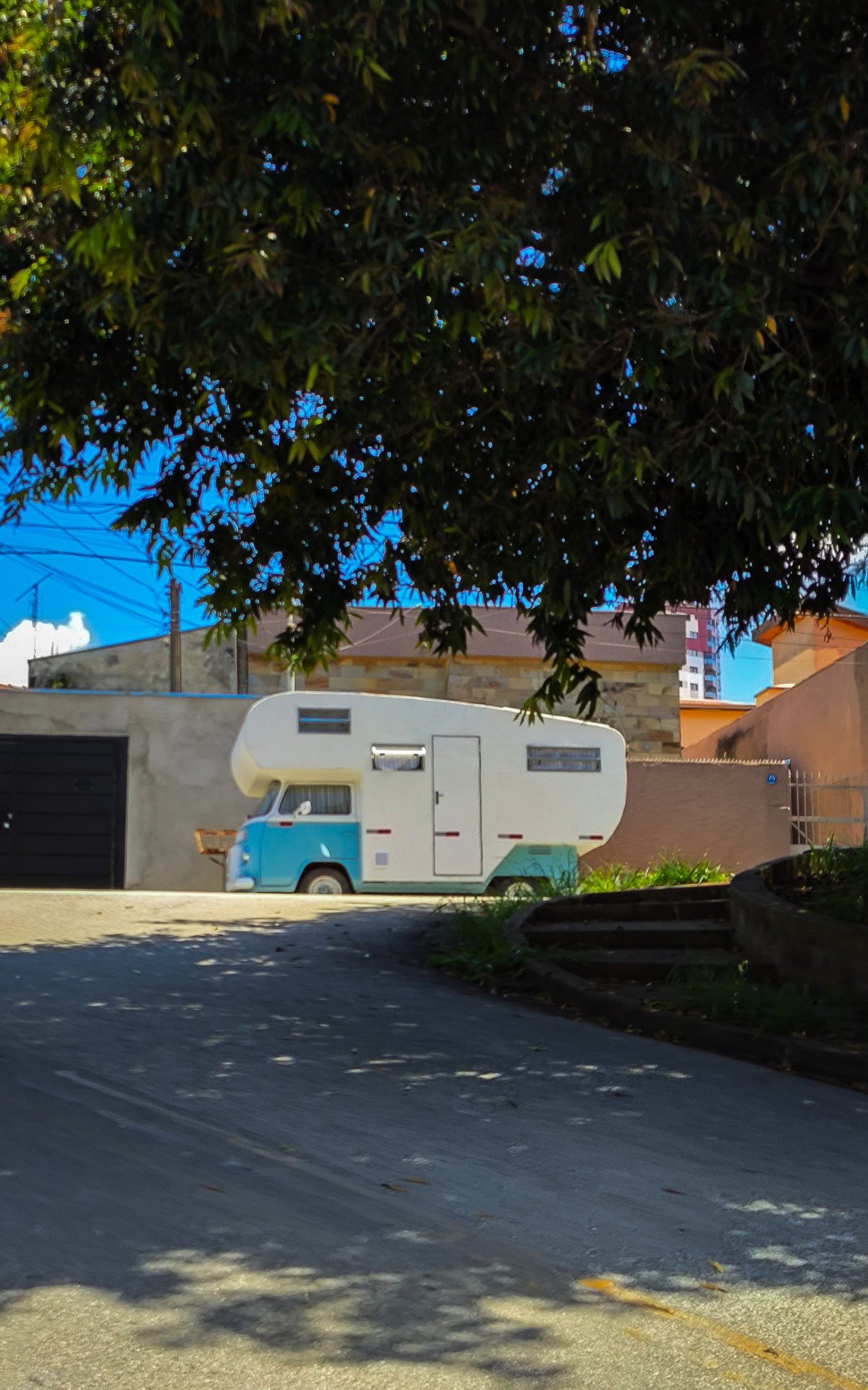 Kombi Auji estacionada na rua